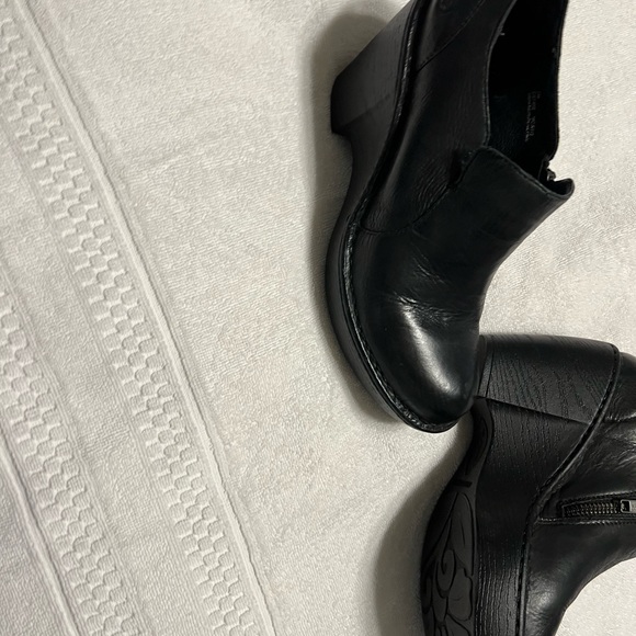 BORN. Genuine leather clogs, worn couple of times. Like new condition. Size 7. - Picture 4 of 10